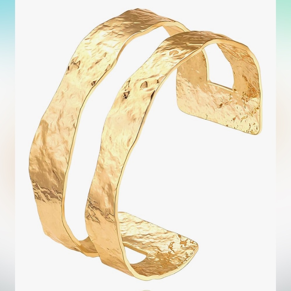 NWT ✨ 18K Gold✨ Elegant Gold-Tone Hammered Cuff Bracelet